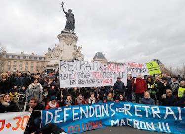 Miles de personas protestan contra reformas a pensiones