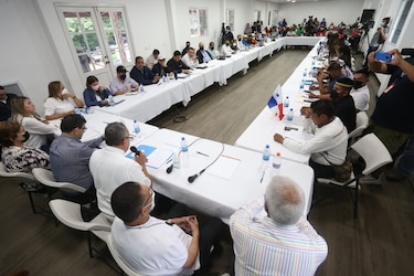 La mesa y un almuerzo para los ministros