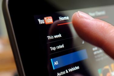 La herramienta de IA que YouTube usa para editar tus videos sin que lo sepas y sin pedirte permiso