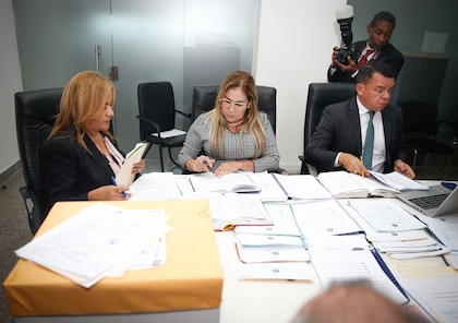 Diputados independientes entrevistan a los aspirantes a contralor y subcontralor