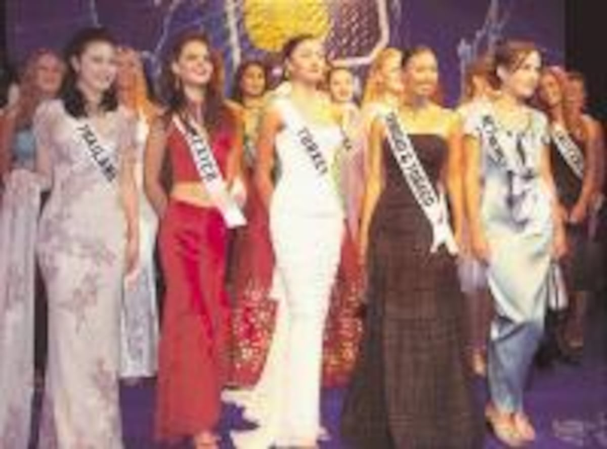 Funcionarios de alto rango cenan con las 'misses' | La Prensa Panamá