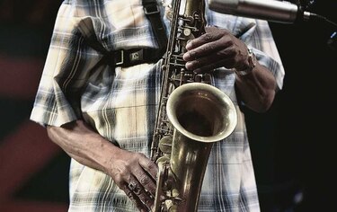 Extirpan tumor en España a un joven mientras toca el saxo para evitar daños