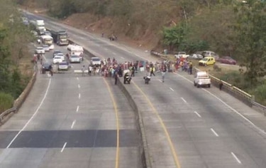 Policías y manifestantes se enfrentan en Kuna Nega