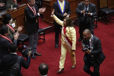 Dina Boluarte empieza a tender red política, mientras Pedro Castillo pide asilo a México