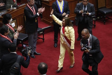 Dina Boluarte empieza a tender red política, mientras Pedro Castillo pide asilo a México