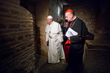 El Papa reza ante la tumba de San Pedro, el primer pontífice