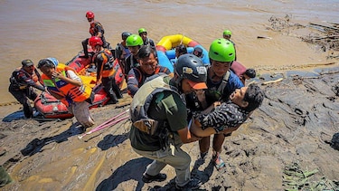 Mueren más de 400 personas tras las devastadoras inundaciones registradas en Indonesia