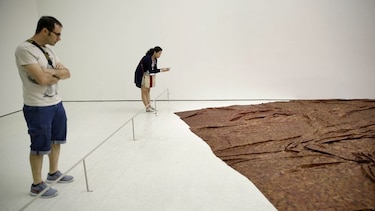 Guggenheim dedica retrospectiva a Doris Salcedo