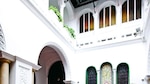 Un palacio con las puertas abiertas