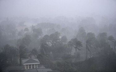Huracán Irma se debilita a categoría 2 al golpear Naples