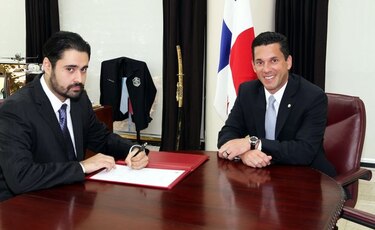 Nuevo secretario general de la Cancillería toma posesión