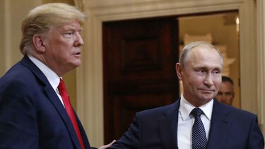 Aislado, Trump queda bajo enorme presión por relaciones con Rusia