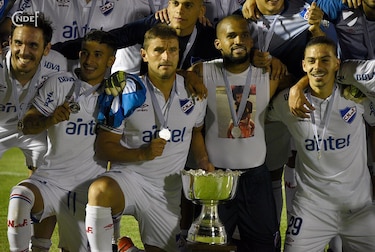 Manotas Mejía festeja un nuevo título en Uruguay