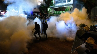 La policía de Hong Kong lanza gas contra manifestantes en protestas multitudinarias