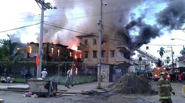 Fuego consume dos caserones en Colón; bomberos tratan de controlarlo