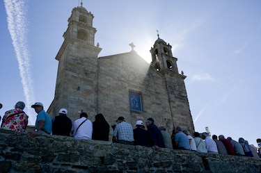La marea de voluntarios vuelve a Muxía (A Coruña) para pisar sus famosas y limpias piedras