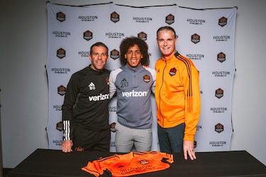 El panameño Adalberto ‘Coco’ Carrasquilla extiende su contrato con el Houston Dynamo de la MLS