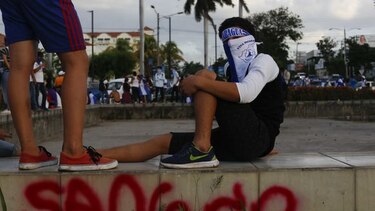 Un policía llora la muerte de su hijo, en medio de la crisis de Nicaragua