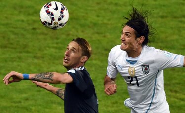 Cavani y Santa Cruz, artilleros en deuda