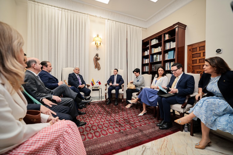 Presidentes de Panamá y Ecuador refuerzan cooperación energética, comercial, migratoria y acuerdan sacar al istmo de lista de paraísos fiscales