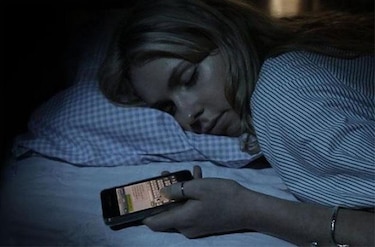 Estudio revela que ver el celular con un solo ojo de noche puede provocar ceguera temporal