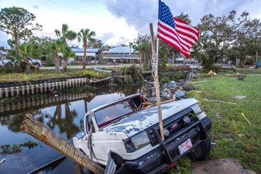 Carreteras y calles inundadas, cortes de energía: Florida brega con las secuelas de Idalia