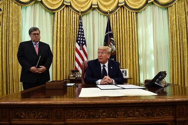 Presidente Trump firma decreto para regular las redes sociales