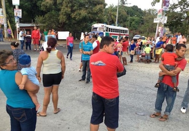 Moradores de Los Jardines de Cabra protestan por falta de agua