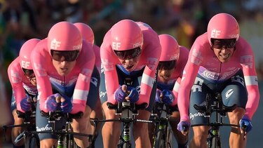 Rigoberto Urán y Roche abandonan la Vuelta a España por una caída