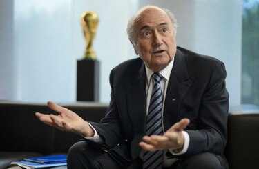 Blatter descarta su salida inmediata de la FIFA