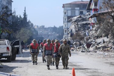 Suben a más de 3,600 los muertos por los sismos en Siria tras cotejarse datos