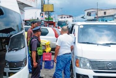 Buses ´piratas´ tienen permisos indefinidos