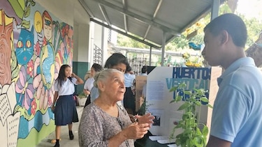 Alumnos aprenden el valor de la tierra