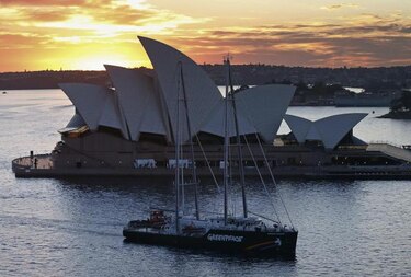 Barco de Greenpeace atraca en Sydney para la campaña de la Barrera de Coral