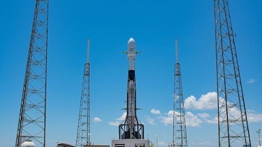 Space X pospone lanzamiento de sus primeros satélites de red de internet