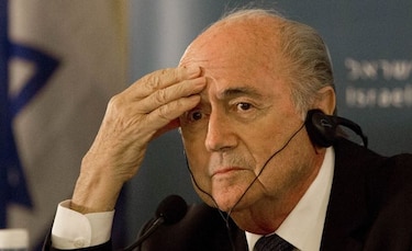 Blatter aparece y dice que apoya investigaciones por corrupción