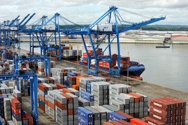 Se reduce el movimiento de contenedores en los puertos
