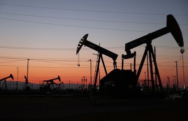 Precio del petróleo cae por debajo de los $100 por temores sobre la demanda en China