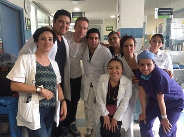 El vocalista de Coldplay convive con niños en hospital de Ciudad de México