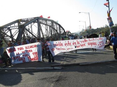 Precaristas cierran el puente sobre el río Changuinola