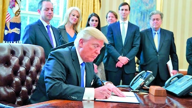 Trump firma decretos para acelerar oleoductos