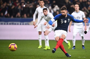 Uruguay cierra 2018 con una derrota ante Francia; Mbappé se lesiona