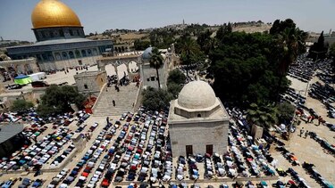 Más de 200 mil musulmanes oran en Jerusalén, dos israelíes heridos en ataque