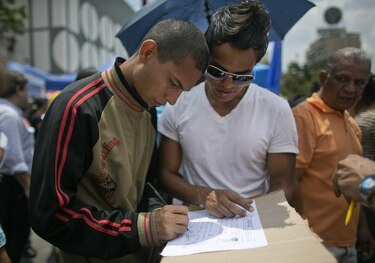 Gobierno confirma que el miércoles inicia revisión de firmas por revocatorio de Maduro