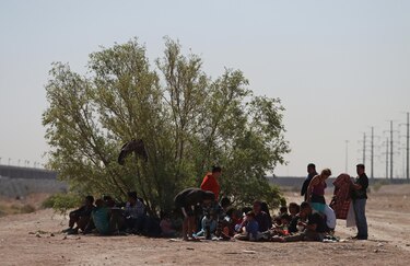 Migrantes suben de nuevo a los trenes del norte de México ante crecientes operativos