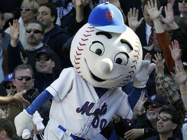 Mascota de los Mets  hace señal obscena a un fanático