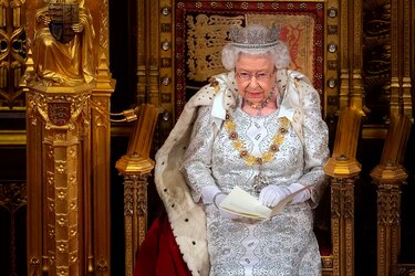 La reina Isabel II participa en su primera videollamada a los 94 años