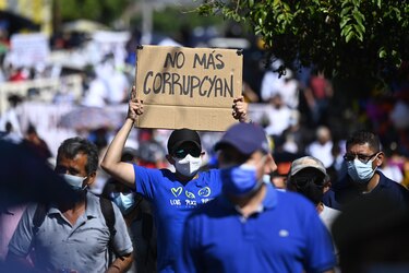 Miles de salvadoreños se manifiestan contra la corrupción