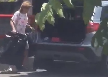 Abren proceso a mujer que lanzó bolsas de basura a un río en vía Porras