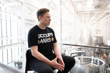 "Sabelotodo, un ego desbordante y un orador tímido": Elon Musk, el genio excéntrico al que no le bastó con ser el hombre más rico del mundo y el primer billonario de la historia